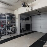 Autotalliin pääsee työhuoneesta sisäkautta, sisäpihalta ja nosto-ovesta.