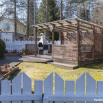 Etupihalla on viihtyisä terassialue, joka on osin katettu.