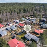 Hyvinkään keskustan palvelut ja juna-asema n. 2,2 km.