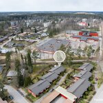 Päiväkoti ja alakoulu n. 350 m, Pohjoispuiston yläkoulu n. 1,6 km.