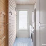 Kodinhoitohuoneesta on käynti ulos.