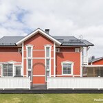 Erillistalon takaterassi on koko talon levyinen.