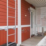 Kodinhoitohuoneen viereinen terassi.