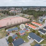 Hyvinkään keskustan palvelut ja juna-asema n. 3 km.