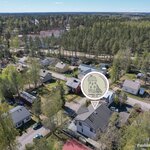 Lähin bussipysäkki n. 190 m, juna-asema n. 1,9 km, Hämeenlinnan moottoritielle n. 6 km. 