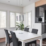 Ruokailutilaan mahtuu jopa 12 hengen pöytä.