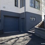 Autotallista on käynti sisäkautta taloon, sivuovesta käynti kellarin askarteluhuoneeseen..
