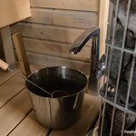 Saunassa on vesipiste löyly- ja pesuvesien ottamiseen.