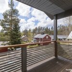 Yläkerran aulan viereinen parveke