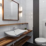 Alakerran wc. Kaikki talon wc-istuimet (4 kpl) on seinämallisia.