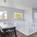 Yläkerran oleskelutilat on viihtyisät ja valoisat.