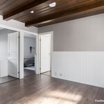Takkahuoneesta on käynti kolmeen makuuhuoneeseen.