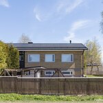 Piha on pääosin aidattu, turvallinen pienten lasten ja lemmikkien kanssa.
