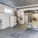 Autotallissa on vesipiste, ei öljynerotuskaivoa.