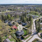Jokelan keskustan palvelut ja juna-asema (HSL) n. 1 km.