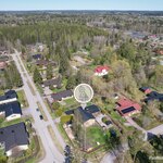 Kolsan päiväkoti ja alakoulu n. 400 m, yläkoulu ja lukio n. 1 km.