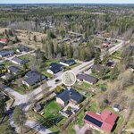 Hämeenlinnan moottoritielle n. 10 min, Hki-Vantaan lentokentälle n. 30 min.