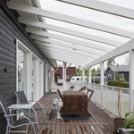 Terassipergola keittiön oven suunnasta kuvattuna.