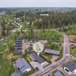 Lähin päiväkoti ja alakoulu on alle kilometrin säteellä. Yläkoulu ja lukio n. 1,5 km.
