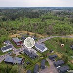 Jokelan keskustan palvelut ja juna-asema (HSL) n. 1,7 km. Autolla lentokentälle n. 30 min.