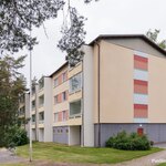 Lähin kauppa n. 2 km, juna-asema n. 2,4 km, lähin bussipysäkki n. 1,7 km.
