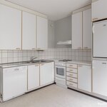 Keittiön varustukseen kuuluu astianpesukone.