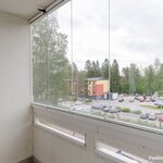 Lasitettu parveke on kaakon suuntaan.