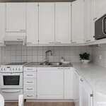 Varustukseen kuuluu keraaminen liesi.