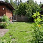 Pihapäädyn aidassa on portti, josta voi tuoda isompia tavaroita tai ajaa vaikka peräkärryn pihalle. 
