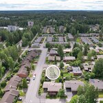 Hakalan K-kauppa ja koulu n. 450 m, Tapanilinnan koulu n. 1,2 km, Kipinä-lukio n. 2,3 km.