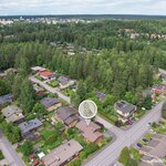 Kauppakeskus Willa ja juna-asema n. 1,8 km.
