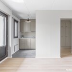 Keittiössä on laattalattia ja muissa asuinhuoneissa vinyylilankku.