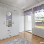 Makuuhuoneesta käynti takapihalle