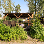 Pihan terassikatos on laatoitettu.