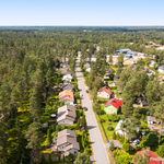 Sahanmäki on pientalovaltainen asuinalue lähellä päiväkoteja, kouluja ja palveluita.