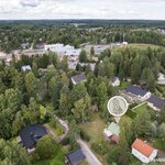 Jokelan juna-asema (HSL) ja keskustan palvelut n. 1 km.
