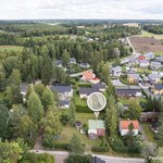 Lähin päiväkoti ja alakoulu n. 350 m, yläkoulu ja lukio n. 1,5 km.