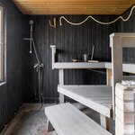 Sauna on talousrakennuksessa.