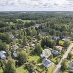 Jokelan keskustan palvelut ja juna-asema (HSL) n. 2 km.