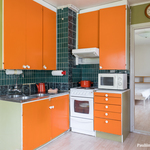 Pesualtaita on kolme. Liesi on rikki. 