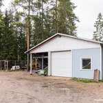 Autotalli- ja autokatosrakennuksen takaosassa on varastotilaa.