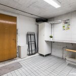 Kodinhoitotilassa on lattiakaivo, pesukoneliitäntä, pöytätaso ja kaappitilaa.