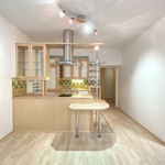 Avokeittiö ja olohuone