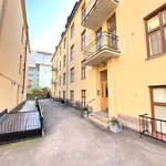 Sisäpiha ja julkisivu