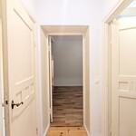 Välitila olohuoneen ja makuuhuoneen välillä + vaatehuone