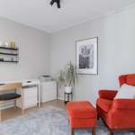 Työhuone, jossa tyylikkäät lasiovet