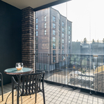 Toinen lasitettu parveke päämakuuhuoneen yhteydessä 