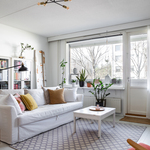 Olohuoneesta käynti lasitetulle parvekkeelle