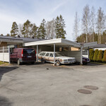 Huoneiston edessä tilaa kahdelle autolle
