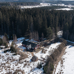 Pihapiiri ennen autokatoksen takana olevan metsän kaatoa